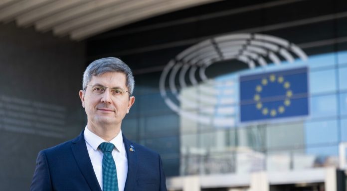 USR critică alianța PSD-AUR după inițierea moțiunii împotriva Guvernului. Dan Barna: „Drumul pe care şi-l doresc duce fix la groapă”.