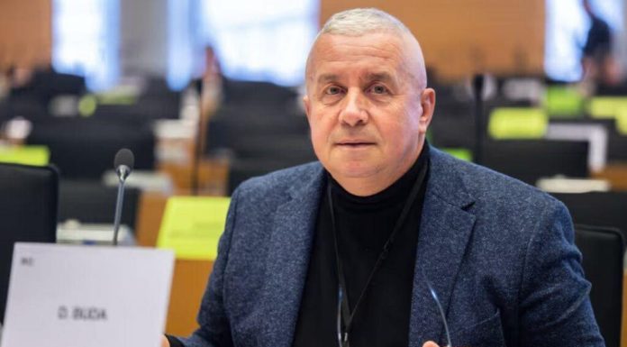 Un europarlamentar PNL, atac la adresa consultării interne din PSD: „Chiar credeți că românii pot fi păcăliți acum?”