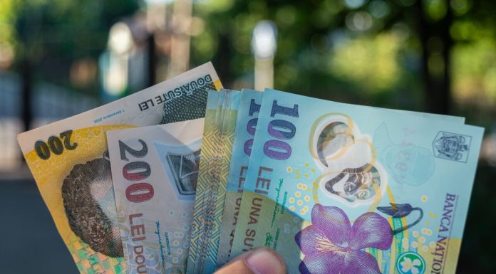 12.700 de elevi vor beneficia de carduri educaționale în aprilie. Alte mii sunt în procesare