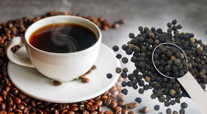 De ce să adaugi piper negru în cafea. Ce efect are această combinație asupra organismului, de fapt