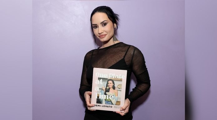 Demi Lovato și-a surprins fanii cu un obiect vestimentar aparte. Ce a purtat artista într-un video pe TikTok | GALERIE FOTO
