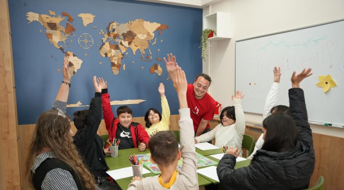 Salvaţi Copiii: Peste 27.000 de copii români beneficiază de serviciile centrelor de zi pentru prevenirea separării copilului de familie. Insuficient, pentru cei aproape un milion şi jumătate de copii care trăiesc în risc de sărăcie şi excluziune socială