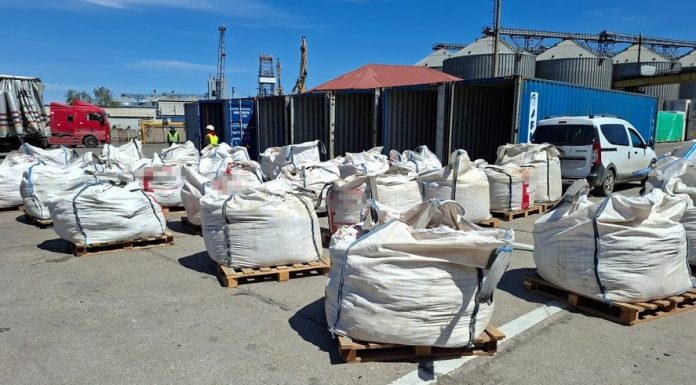 165 de tone de deșeuri, descoperite în containere în Portul Constanța. Cenușă și zgură de topitorie, din Algeria. FOTO
