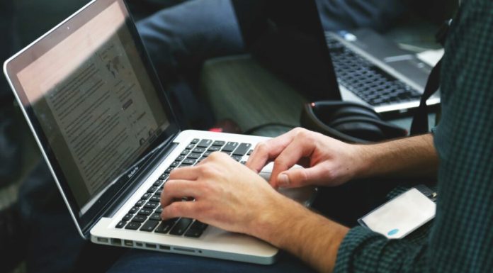 IT-ul nu mai angajează ca înainte: și seniorii caută joburi luni întregi