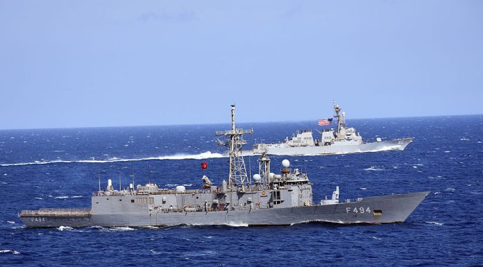 Marina SUA și-a trimis „mașinile de curse” pentru a face legea în Strâmtoarea Ormuz: „Sunt înarmate până în dinți”