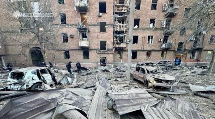 Cel puţin doi morţi şi 21 de răniţi în Ucraina, într-un atac rus la Dnipro. Cinci persoane s-ar putea afla în continuare sub dărâmături. Zelenski anunţă patru morţi şi 30 de răniţi în întreaga Ucraină. Un rănit într-un atac cu dronă în Kursk