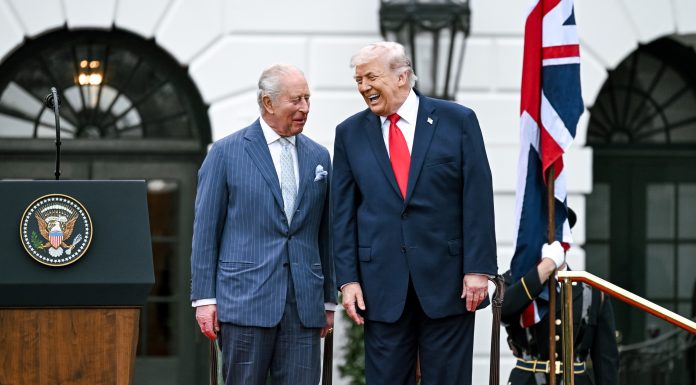 „Regele ne-ar fi ajutat în privinţa Iranului”, afirmă Trump într-o nouă aluzie critică la adresa premierului Starmer. Liderul SUA face însă o gafă de protocol