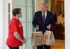 Donald Trump și-a regizat o livrare McDonald’s la Casa Albă pentru a-și promova planul privind bacșișurile. FOTO&VIDEO