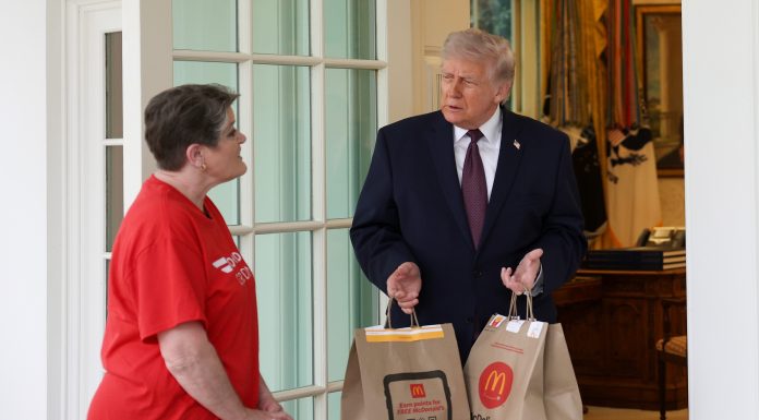 Donald Trump și-a regizat o livrare McDonald’s la Casa Albă pentru a-și promova planul privind bacșișurile. FOTO&VIDEO