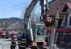 UPDATE-Conductă de gaz avariată şi pierderi de gaze în urma unor lucrări în Rucăr / Pompierii au izolat zona şi au anunţat distribuitorul/ Trafic oprit pentru autocamioane şi alternativ pentru celelalte maşini/ O sută de localnici, evacuaţi – VIDEO, FOTO