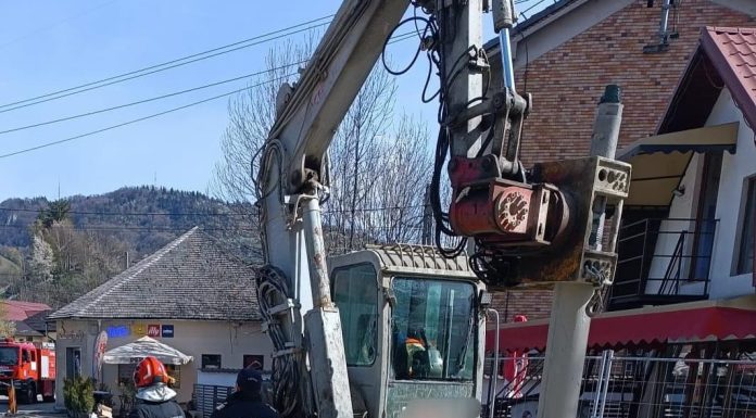 UPDATE-Conductă de gaz avariată şi pierderi de gaze în urma unor lucrări în Rucăr / Pompierii au izolat zona şi au anunţat distribuitorul/ Trafic oprit pentru autocamioane şi alternativ pentru celelalte maşini/ O sută de localnici, evacuaţi – VIDEO, FOTO