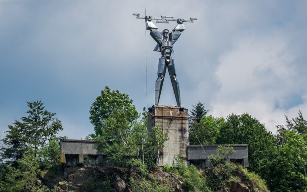 Hidroelectrica redeschide accesul către un celebru monument. Intrarea turiștilor la ”Statuia lui Prometeu” de la Vidraru, din nou permisă