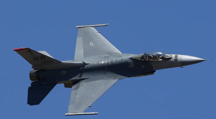 Fragmente de dronă rusească căzute în Galați. O anexă gospodărească și un stâlp electric, avariate