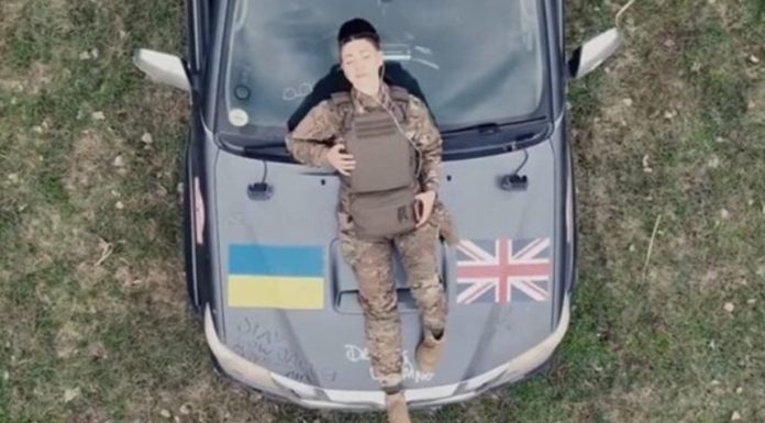 Cântăreaţa Dua Lipa ajută la finanţarea unei camionete medicale ucrainene, iar armata îi mulţumeşte printr-un clip