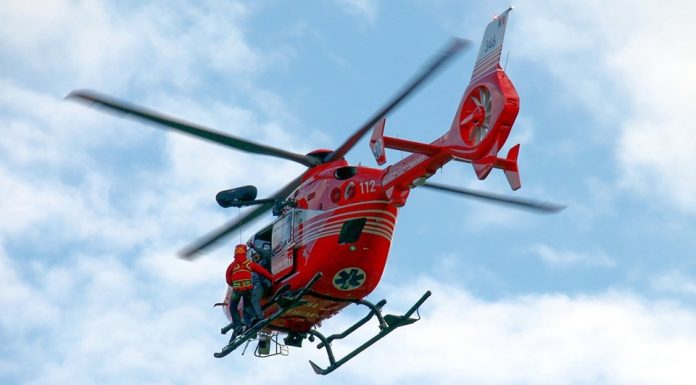 Trafic blocat pe A1, pe sensul Sibiu-Sebeş, după un accident în care au fost implicate un camion şi un autoturism/ O persoană a rămas încarcerată