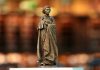 O statuie de bronz de şapte metri a lui Elizabeth a II-a, ”în picioare, singură, magnifică şi emblematică”, urmează să fie ridicată la Londra, într-un memorial care urmează să fie finalizat până în 2028, cu ocazia împlinii unui secol de la naşterea fostei