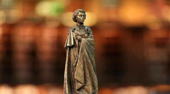 O statuie de bronz de şapte metri a lui Elizabeth a II-a, ”în picioare, singură, magnifică şi emblematică”, urmează să fie ridicată la Londra, într-un memorial care urmează să fie finalizat până în 2028, cu ocazia împlinii unui secol de la naşterea fostei