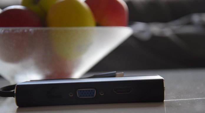 Docking station pentru laptop: când merită, ce porturi contează și ce incompatibilități apar