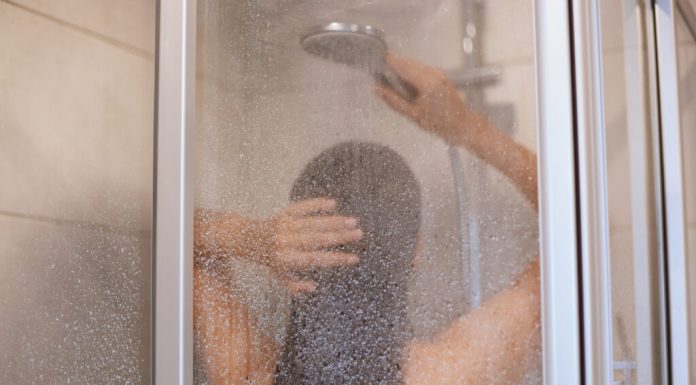 Cu fața sau cu spatele la duș? Cercetătorii au dat verdictul după ani de dezbateri