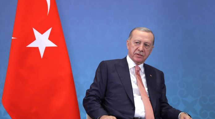 Erdogan promite noi măsuri, inclusiv restricţii privind deţinerea de arme, după atacurile armate mortale din şcolile turce