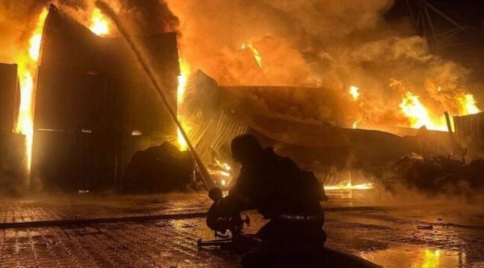 Doi tineri arestați preventiv deoarece au dat foc unei case din Galați