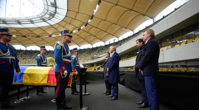 Cortegiul funerar cu sicriul în care se află trupul neînsufleţit al marelui antrenor Mircea Lucescu a plecat de la Arena Naţională. Slujba de înmormântare are loc la Biserica Elefterie din Capitală