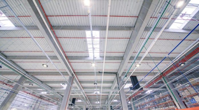 INS: Producţia industrială a crescut ca serie brută cu 9,3%, în februarie faţă de luna ianuarie 2026, şi a scăzut cu 1,8% faţă de luna februarie 2025