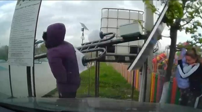 Mamă și bebeluș loviți de un stâlp smuls de vânt într-un parc dintr-o localitate ieșeană. Rafalele de vânt extrem continuă să lovească