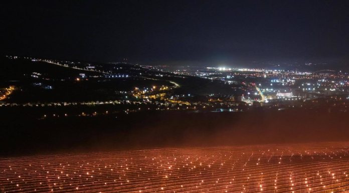 Reprezentanţii unei ferme pomicole din Cluj povestesc cât de mari sunt costurile pentru a salva de la îngheţ pomii fructiferi: Azi noapte am dat foc la 40.000 de euro. Poate v-aţi întrebat vreodată de ce cireşele sunt scumpe… – FOTO, VIDEO