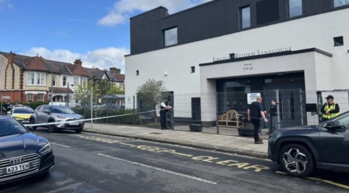 Un bărbat şi o femeie, arestaţi în urma unei tentative de incendiere a unei sinagogi, la Finchley, în nordul Londrei. Tentativa, revendicată de gruparea ”Mişcarea Însoţitorilor Mâinii Drepte a Islamului”, suspectată de legături cu Iranul