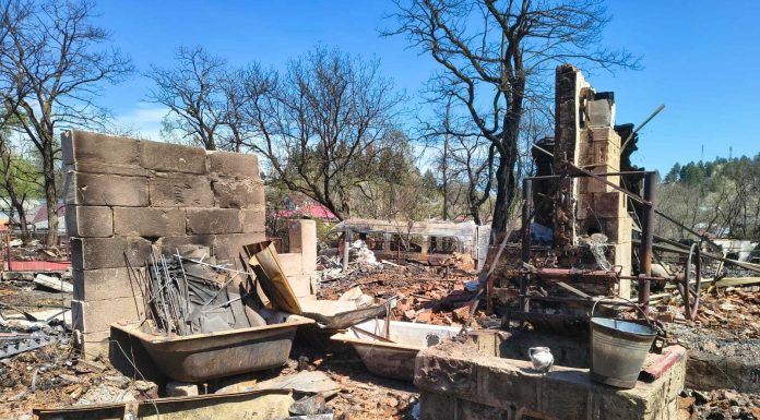 Salvaţi Copiii România anunţă acţiuni urgente de intervenţie umanitară la Soveja, unde mai multe familii şi-au pierdut casele în incendiu/ Organizaţia a oferit bani şi a distribuit pachete de igienă personală şi produse de curăţenie – FOTO