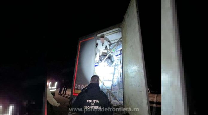 Doi cetăţeni turci, care au încercat să intre ilegal în România, descoperiţi la punctul de trecere a frontierei de la Giurgiu. Cei doi erau ascunşi în remorca unui camion – FOTO