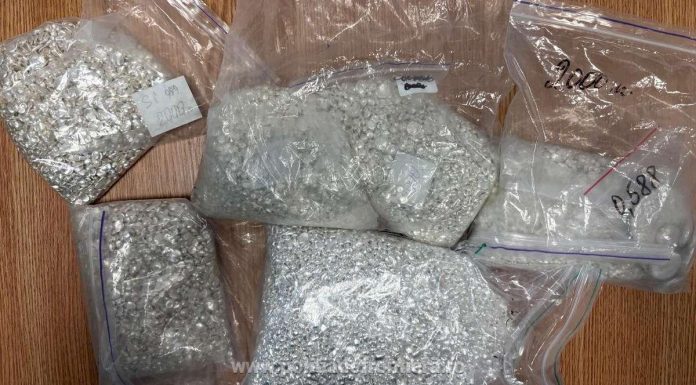 Peste 15 kilograme de argint, sub formă de granule, descoperite în maşina unui cetăţean ucrainean, la punctul de trece la frontierei Halmeu – FOTO