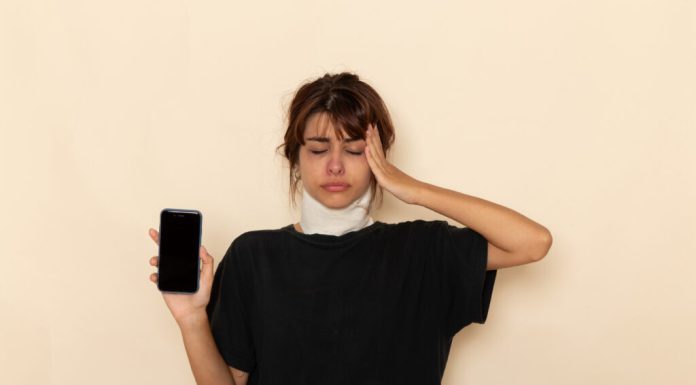 Relaxarea pe telefon, o iluzie confirmată de neurologie. Ce face telefonul cu creierul tău