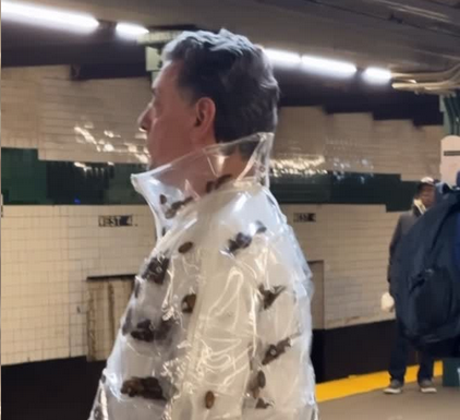 Un bărbat s-a plimbat cu o geacă cu compartimente transparente în care se aflau gândaci vii