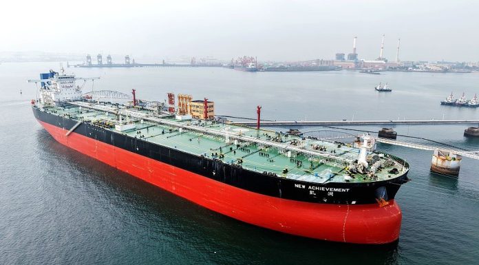 Petrolul s-a prăbușit pe bursa de mărfuri după anunțurile Iranului și al SUA. Barilul continuă să se ieftinească