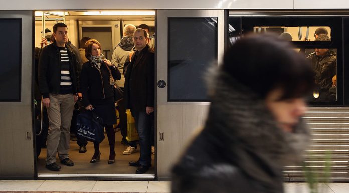 Guvernul a cerut Metrorex să taie din cheltuieli înainte să scumpească biletele. „Să nu luăm tot de la oameni”