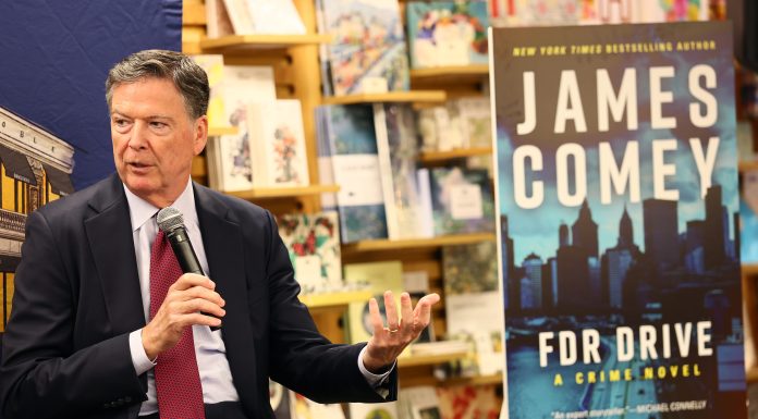 James Comey, fostul șef FBI, pus din nou sub acuzare. CNN: O fotografie cu scoici, considerată o amenințare pentru Trump