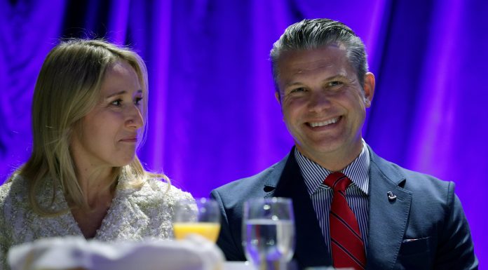 Soția lui Pete Hegseth, criticată dur după ce a purtat o rochie care ar fi de pe Shein la o cină oficială la Casa Albă. FOTO