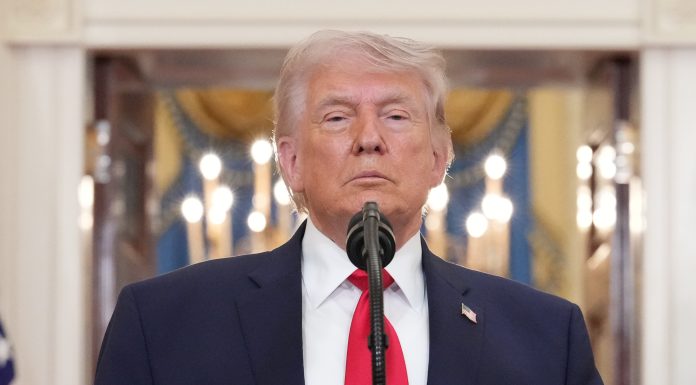Donald Trump a ordonat atacarea oricărei ambarcațiuni suspectate că ar putea mina Strâmtoarea Ormuz