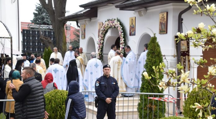 Mii de credincioși, la Mănăstirea Ghighiu din Prahova. Se sărbătorește Izvorul Tămăduirii