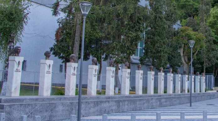 Consiliul Local Deva a aprobat amplasarea busturilor gimnastelor Sandra Izbaşa şi Cătălina Ponor şi a antrenorului Nicolae Forminte în Piaţa Cetăţii