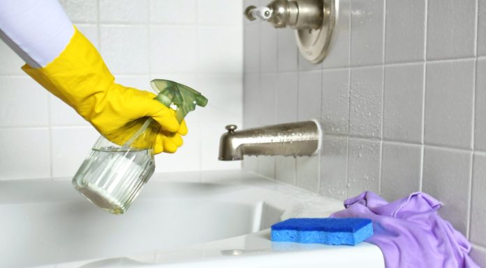 Cum să cureți faianța din baie. Ai nevoie de 10 minute și 3 lucruri