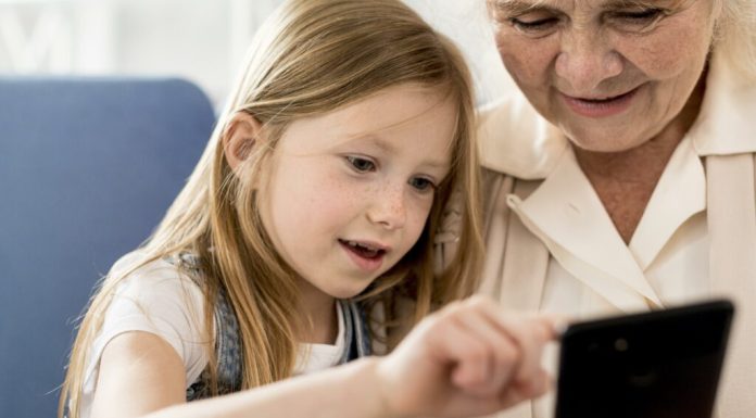 Psihologii explică de ce un apel banal valorează mai mult decât toate felicitările de sărbători