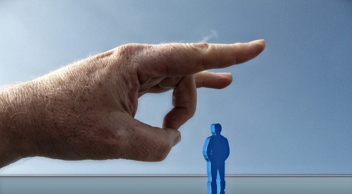 Concedieri angajați – Cum decid șefii pe cine dau afară fără să riște procese și costuri de până la 30.000 euro per angajat