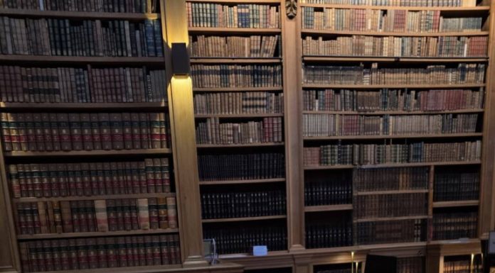 Hărți vechi ale României și Transilvaniei, cu Alba-Iulia în prim-plan, într-o bibliotecă din Franța