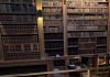 Hărți vechi ale României și Transilvaniei, cu Alba-Iulia în prim-plan, într-o bibliotecă din Franța