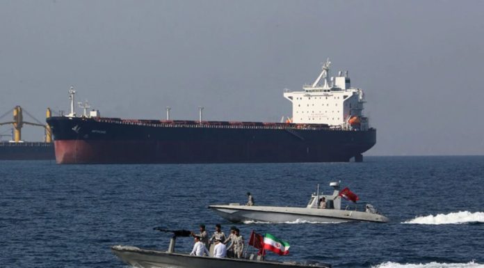 Bloomberg: Navele iraniene au găsit o nouă modalitate să ocolească blocada SUA din Strâmtoarea Ormuz