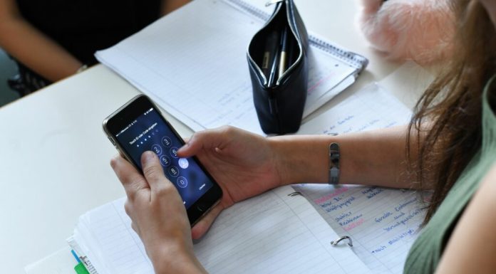 Școlile din Los Angeles iau măsuri pentru a limita timpul petrecut de elevi în fața ecranelor