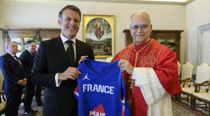 Macron și Papa Leon al XIV-lea s-au întâlnit pentru prima dată. Liderul francez i-a oferit un tricou de baschet